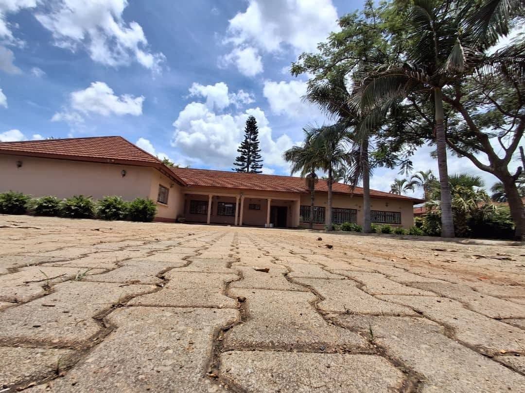 5-Bedroom House with 2 Self-Contained Units for Sale in Makeni