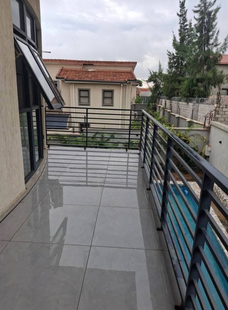 Luxury Executive 4-Bedroom Double Storey House for Sale in Roma Park — image 3