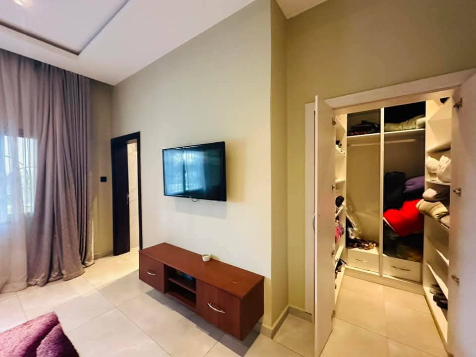 Executive 4-Bedroom Residence on 1 Acre for Sale in New Kasama — image 4